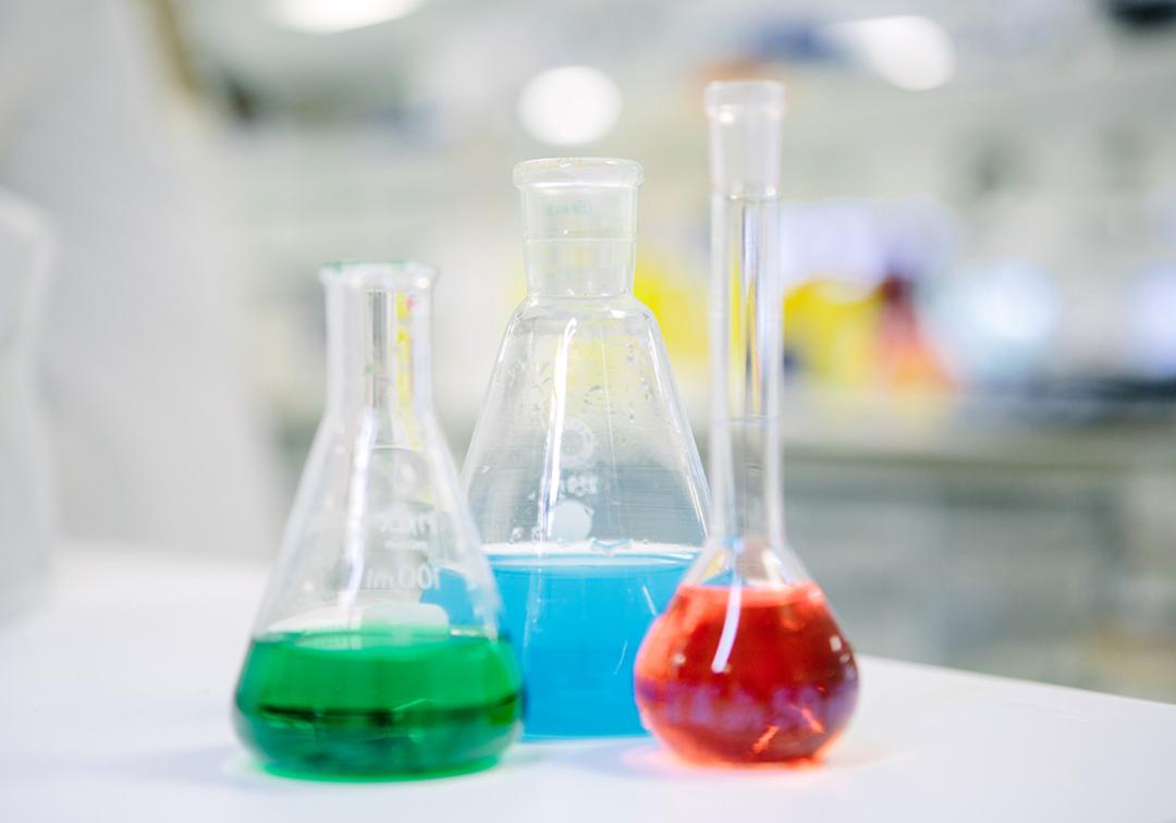 3 chemistry beakers